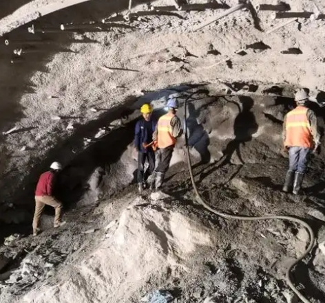 青龙拱顶带模注浆料的施工流程及注意事项